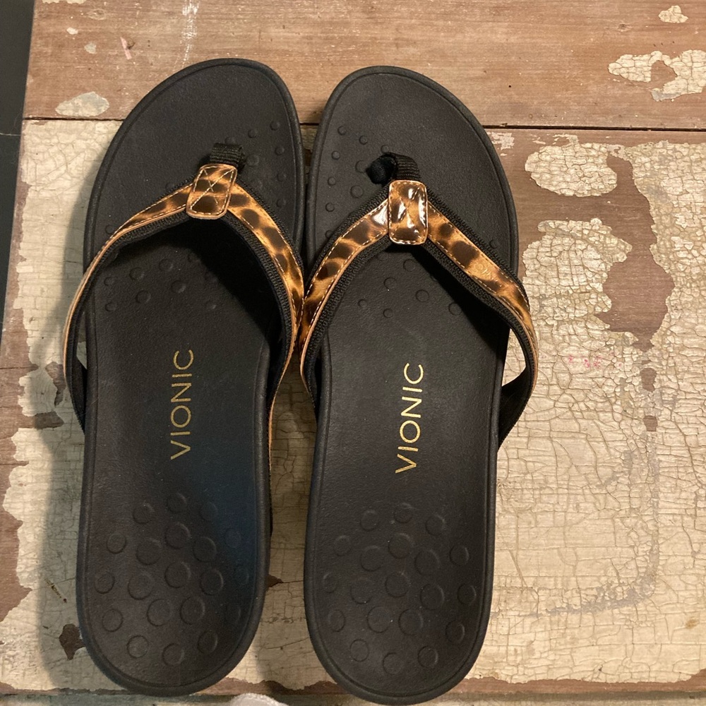 Vionic Leopard Flipflops